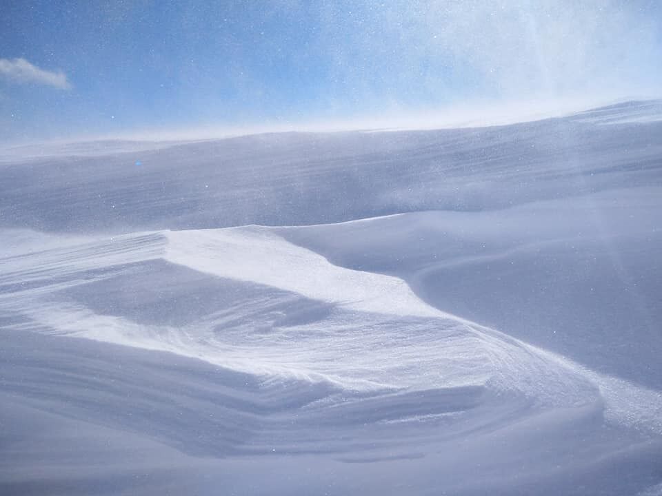 Гора Поп Иван покрылась огромными снежными заносами