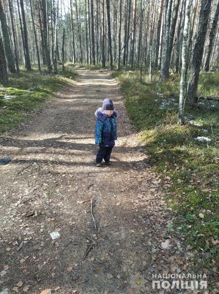 Хлопчика знайшли в лісі.