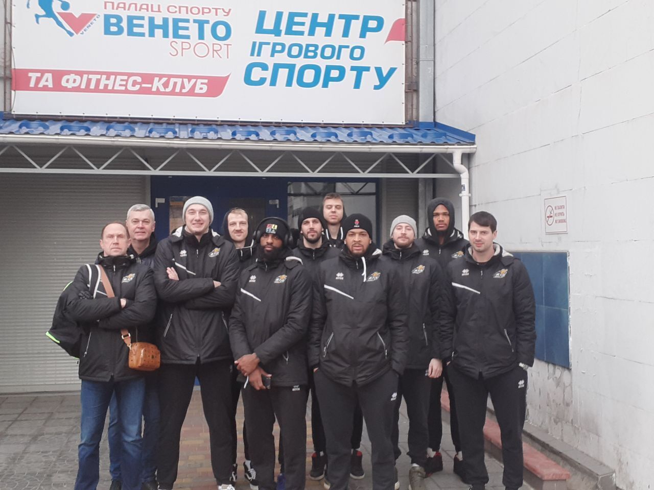 Игроки "Киев-Баскета" перед вылетом на матч.