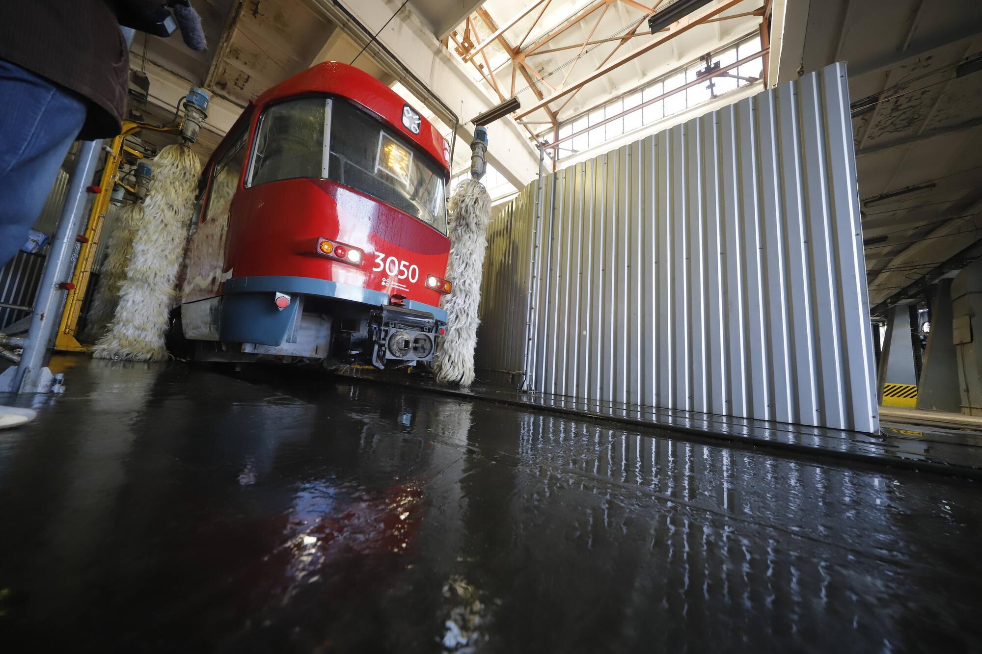 В Днепре для мытья трамваев начали использовать повторно очищенную воду