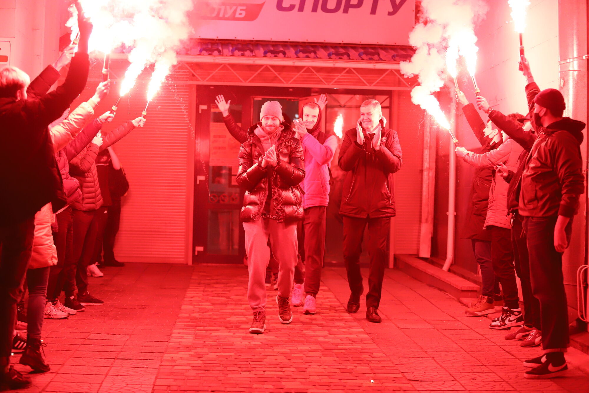 Фанаты провожают баскетболистов киевлян на матч.