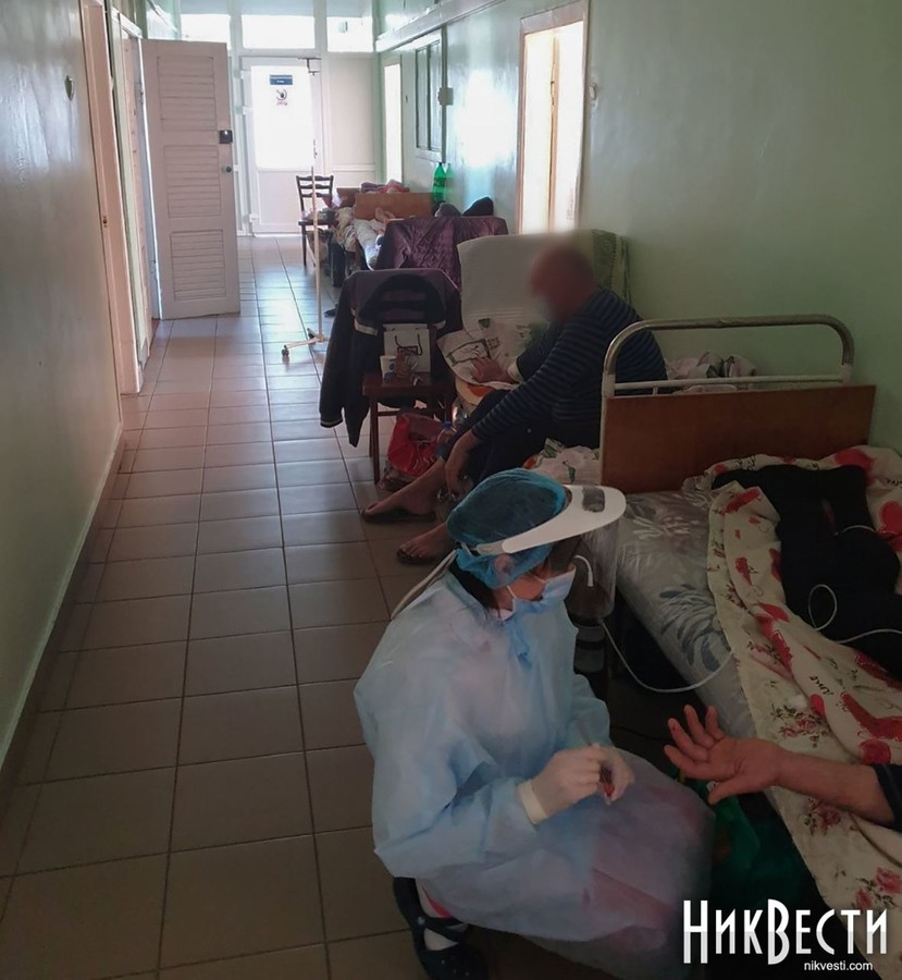 Лікарня №3 в Миколаєві, люди лежать у коридорах.