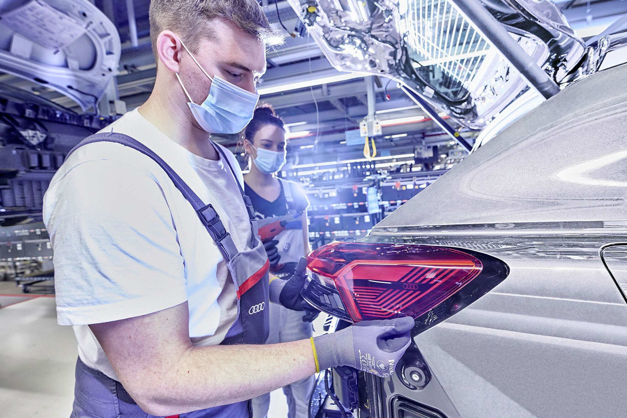 Пресс-формы и прочие необходимые для производства модели элементы поступили с двух других немецких заводов Audi
