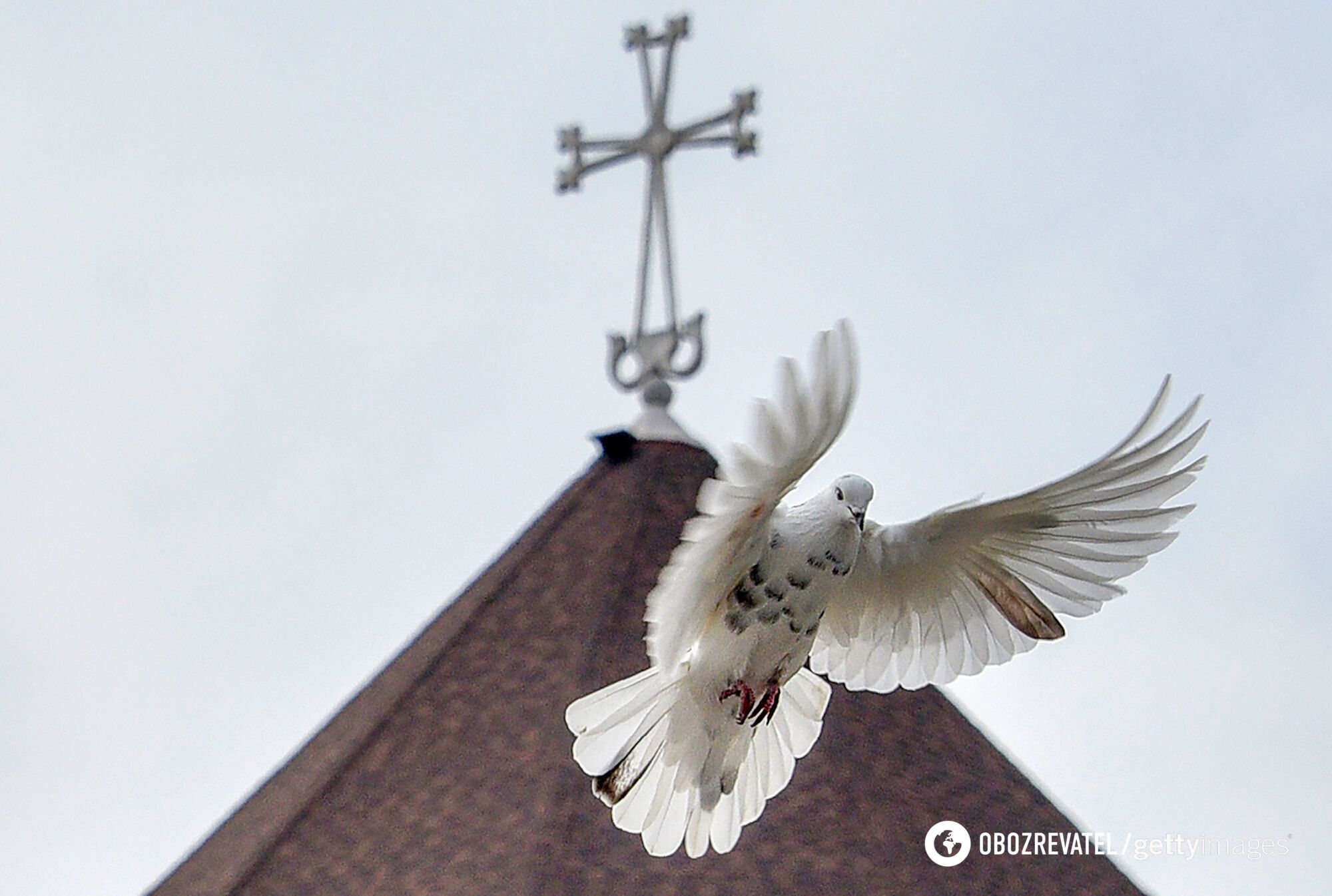 Після богослужіння на Благовіщення священики випускають у небо білих голубів