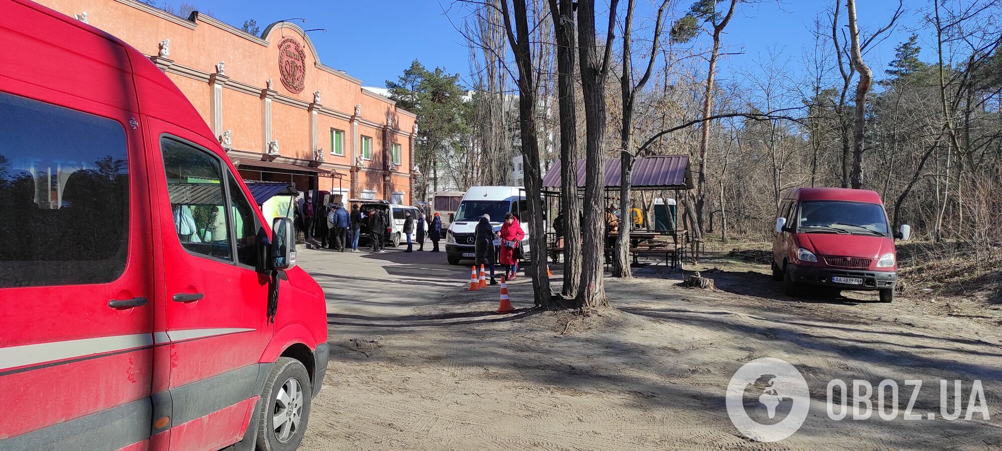 Частный морг на территории городской больницы.