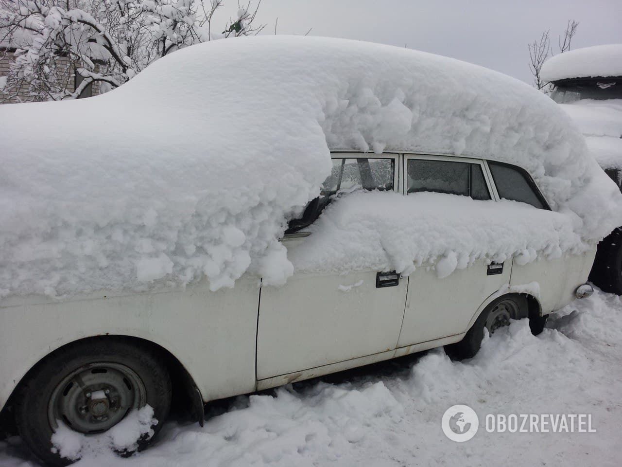 Машины откапывали их хозяева.