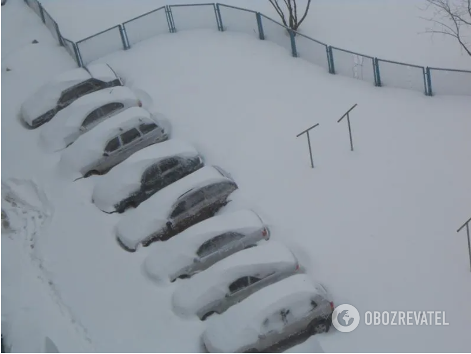 Снега намело до полутора метра.