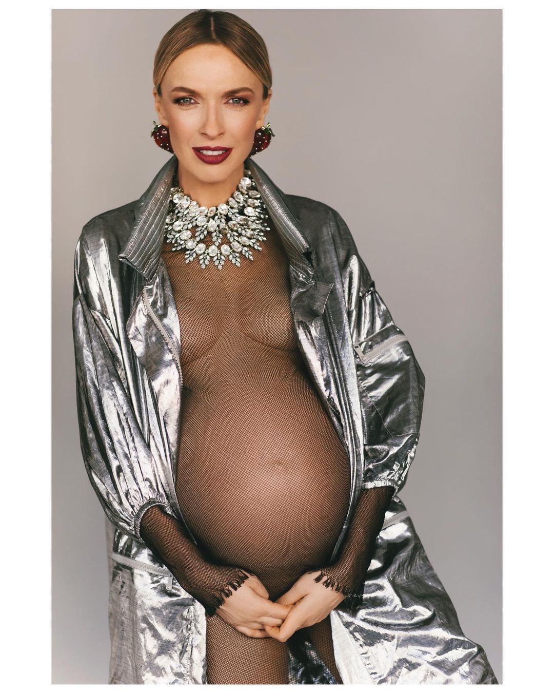 Фролова поділилася оголеним вагітним фото