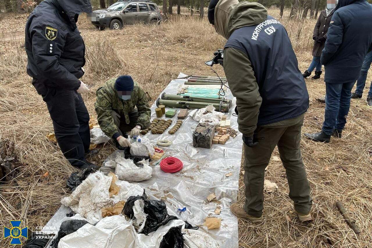 В СБУ вважають, що схрон облаштували терористи для терактів на вільній території України