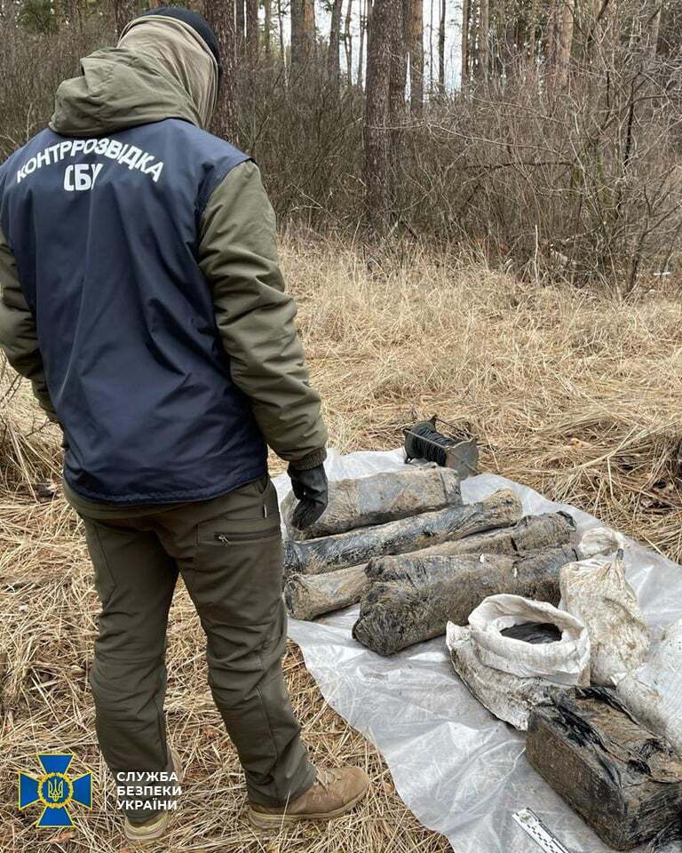 В лесу под Харьковом нашли тайник с оружием террориста "ЛНР"