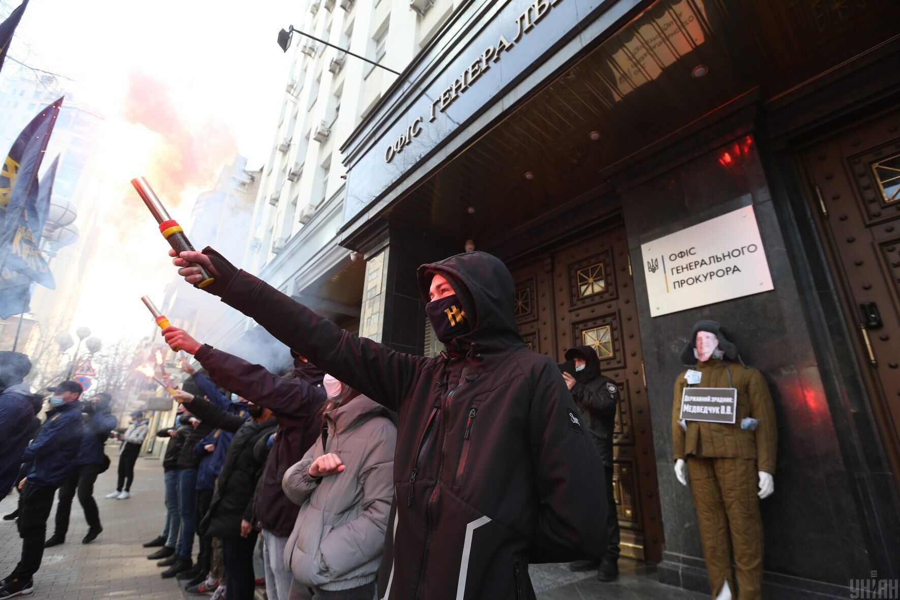 Люди вимагали опублікувати дані про хід справи проти Віктора Медведчука.