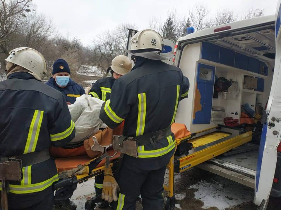 Рятувальники допомогли транспортувати хворого чоловіка до карети швидкої