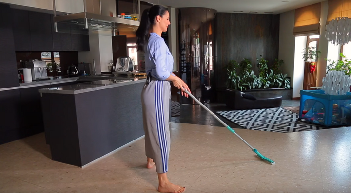 Маша Єфросиніна демонструє на своєму каналі прибирання квартири