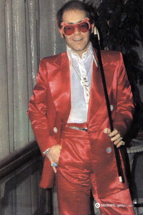 Элтон Джон позировал в красном костюме.