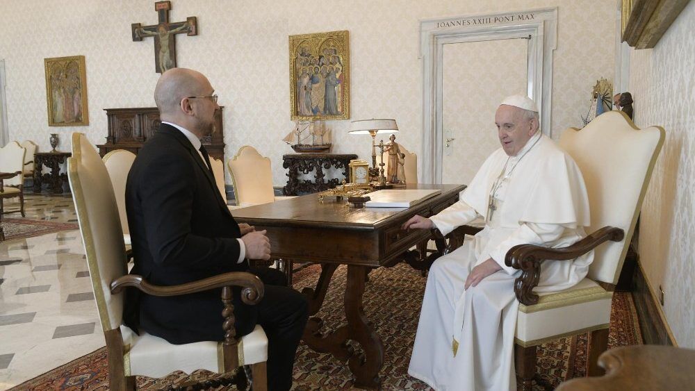Денис Шмигаль і папа Франциск обговорили війну на Донбасі та пандемію