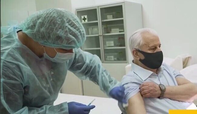 Кравчук вакцинировался против COVID-19 на камеры
