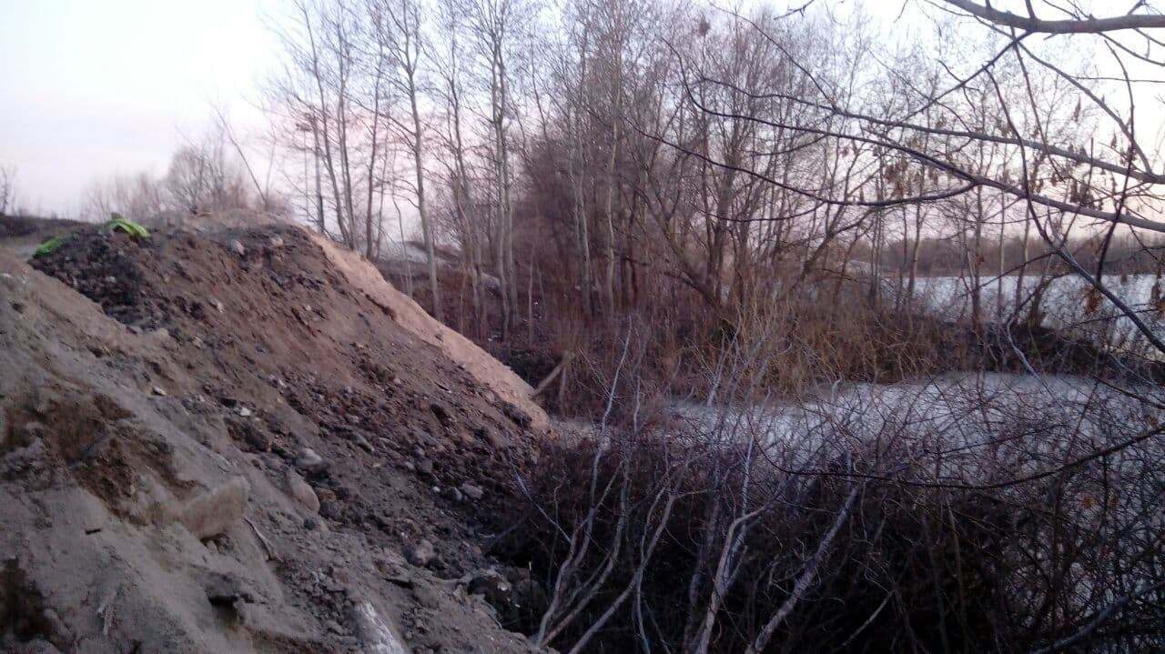 Озеро в Києві засипають будівельним сміттям: звернувся до поліції