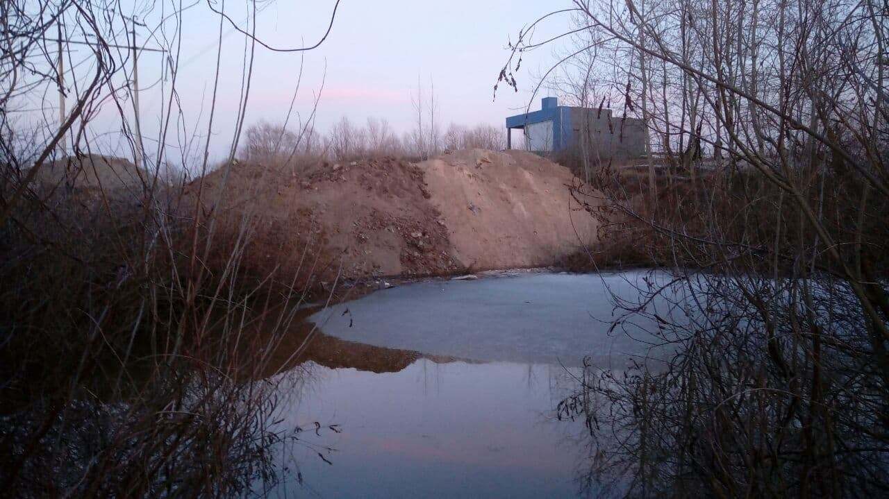 Озеро в Киеве засыпают строительным мусором: обратился в полицию