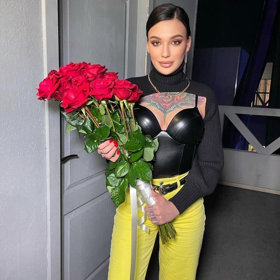 Порноакторка Адель похвалилася букетом троянд від Заливака
