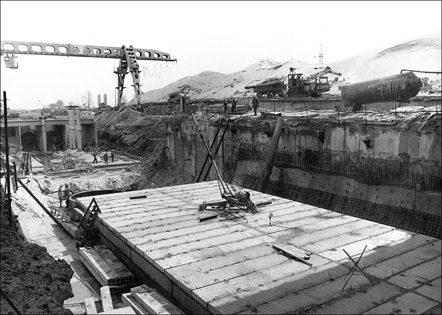 Платформа была полностью собрана до монтажа свода