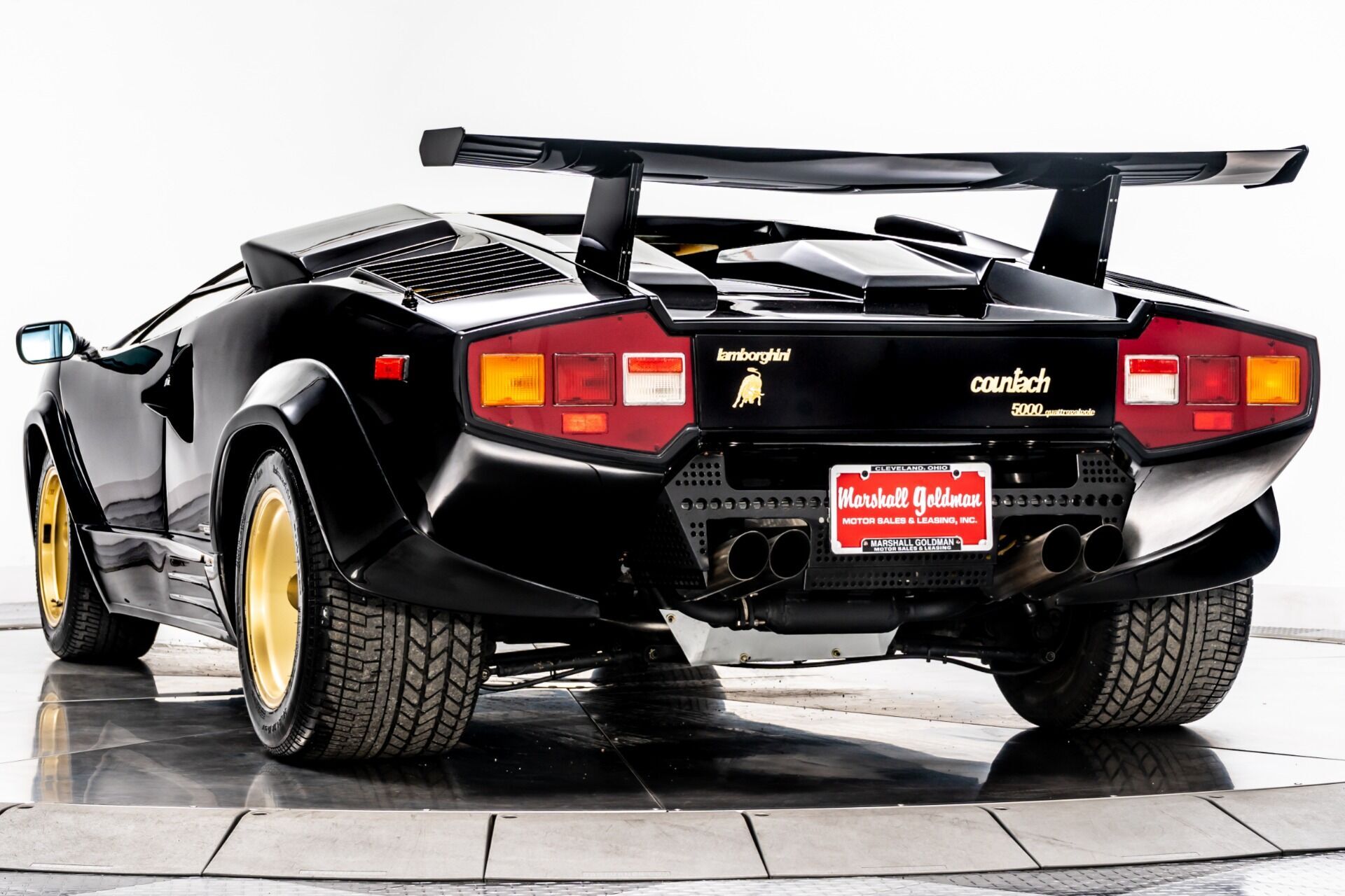 Lamborghini Countach в оттенке Nero