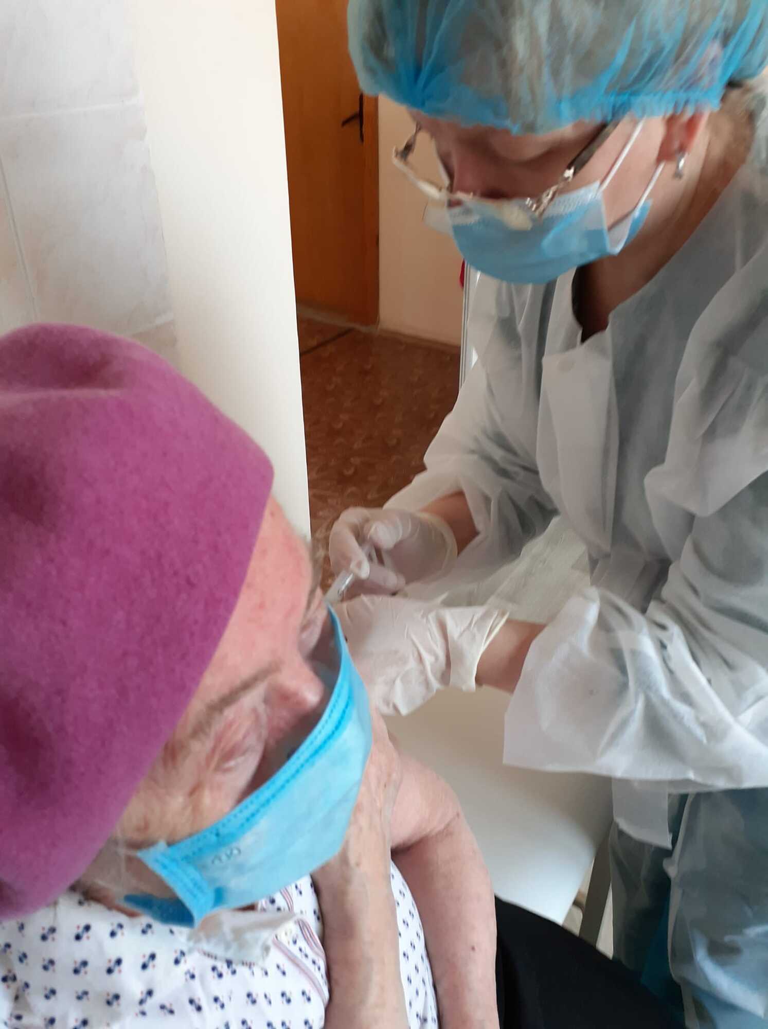 87-річна Валентина Василівна отримала першу дозу вакцини від коронавірусу.