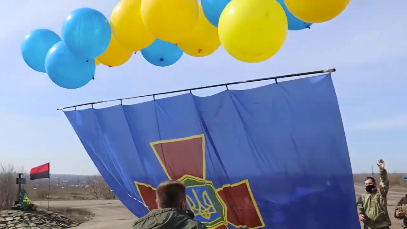 Прапор піднявся в небо на кульках