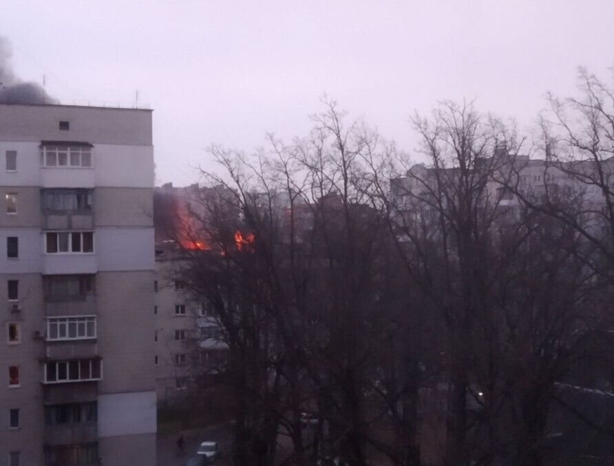 На Київщині потужна пожежа охопила приватний будинок. Фото та відео