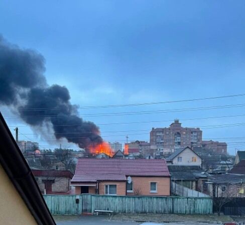 На Киевщине мощный пожар охватил частный дом. Фото и видео