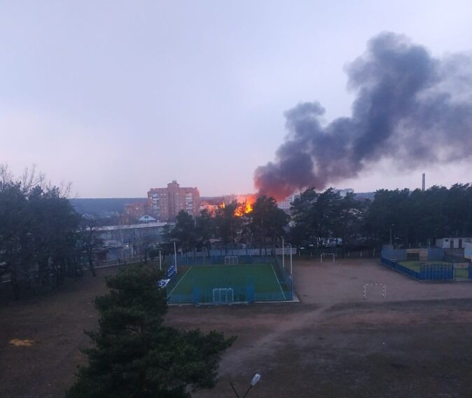 На Киевщине мощный пожар охватил частный дом. Фото и видео