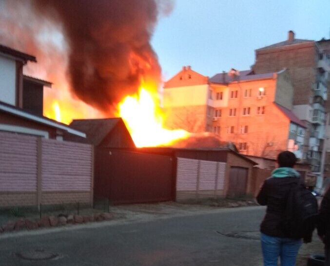 На Киевщине мощный пожар охватил частный дом. Фото и видео
