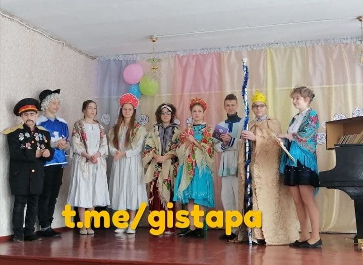 Детей в Иловайске нарядили в костюмы "казаков" и в кокошники