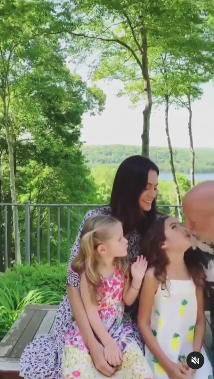 Брюс Уиллис поцеловал в губы свою восьмилетнюю дочь