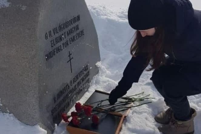 В России члены партии Путина возложили цветы к могиле союзников нацистов. Фото