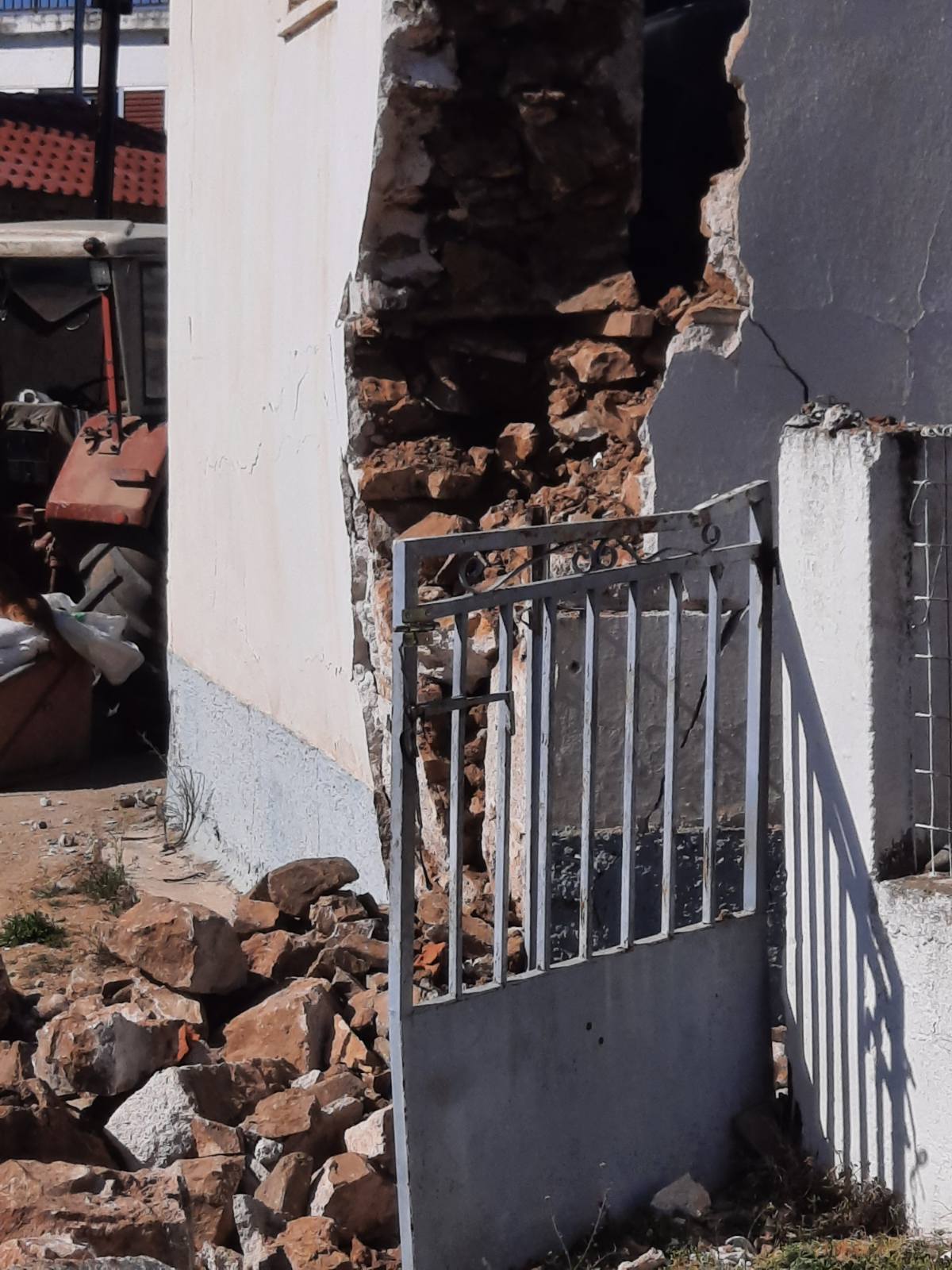 Грецию сотрясло разрушительное землетрясение: фото и видео последствий