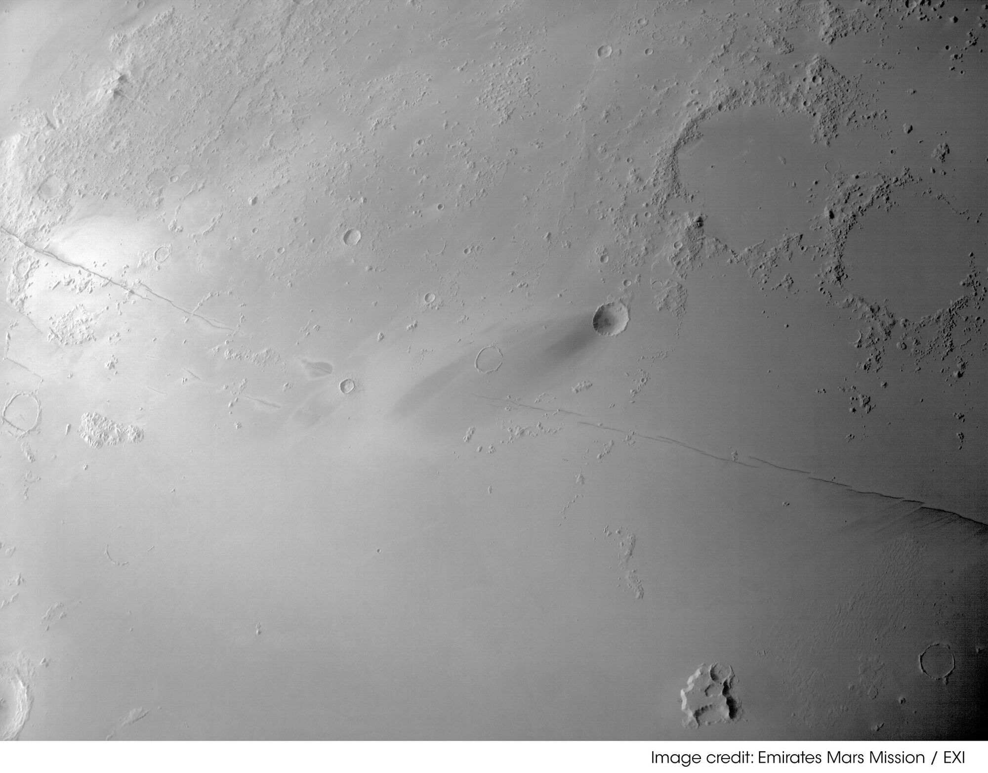 Опубликовано фото загадочных разломов на Марсе