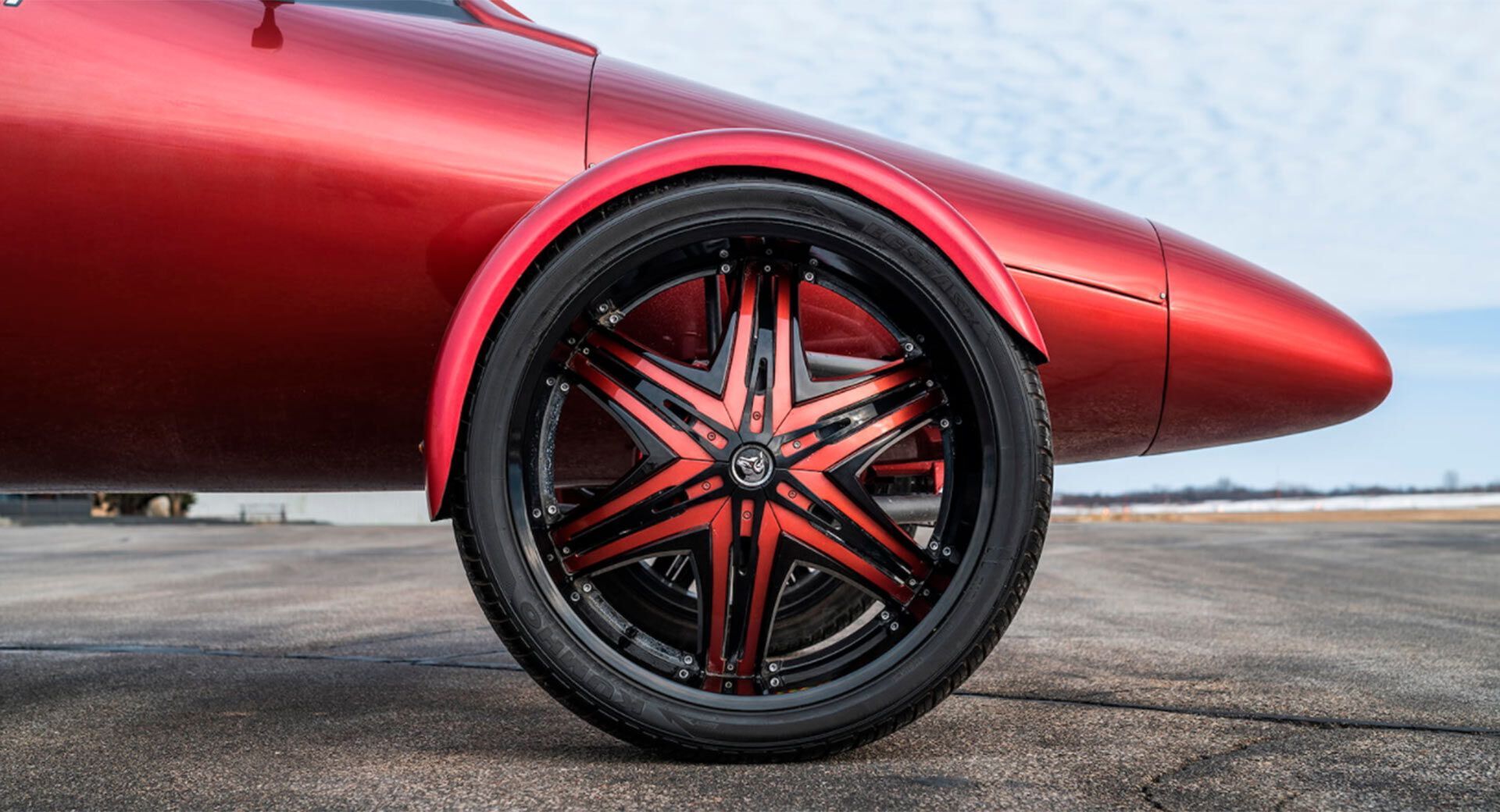 28-дюймовые колесные диски имеют оригинальный дизайн