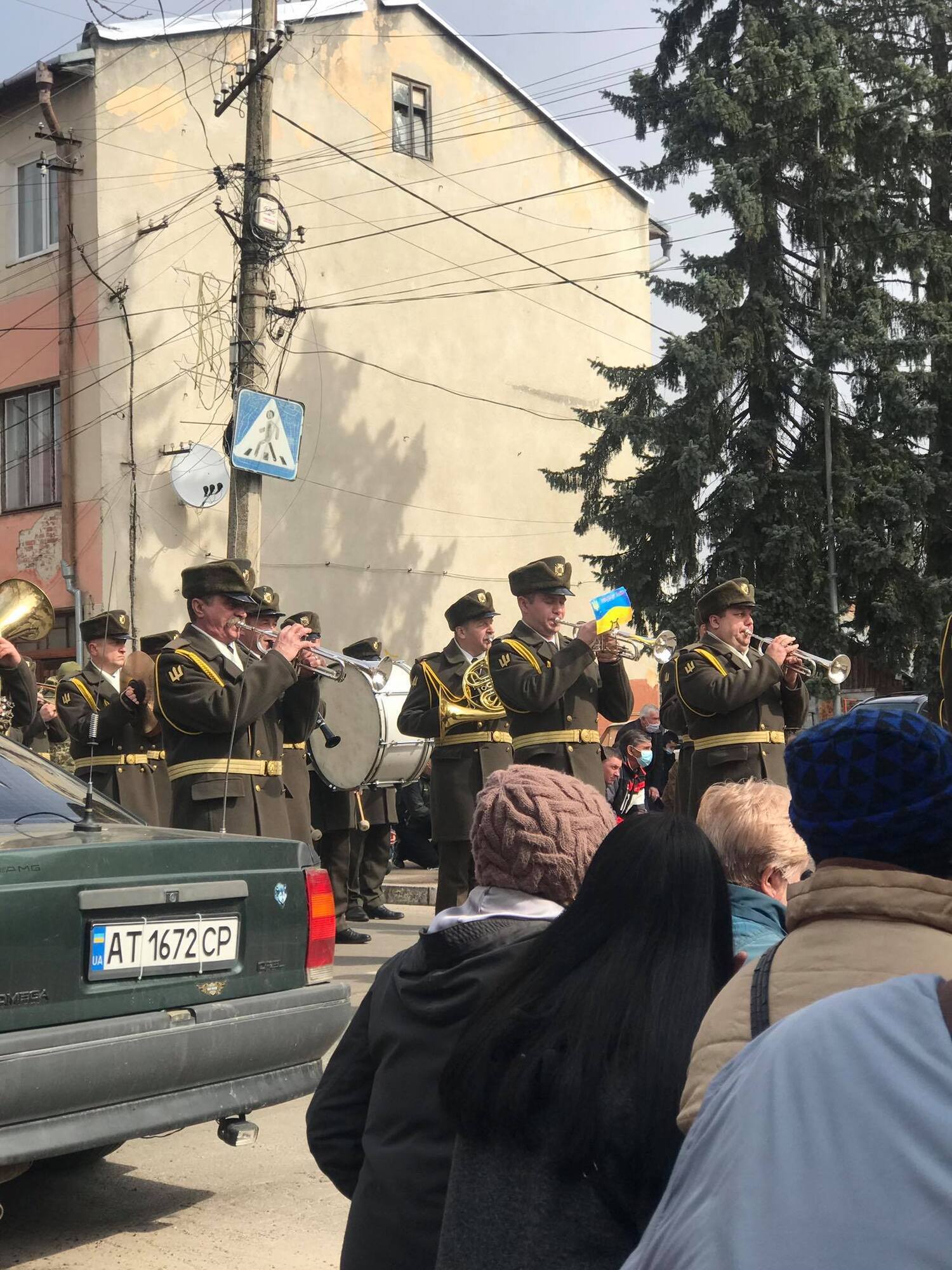 Провести Барнича пришли сотни горожан