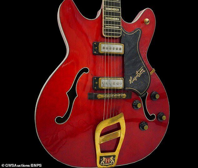 З червоною гітарою Hagstrom Viking II Преслі з'явився на обкладинці свого студійного альбому 1969 року