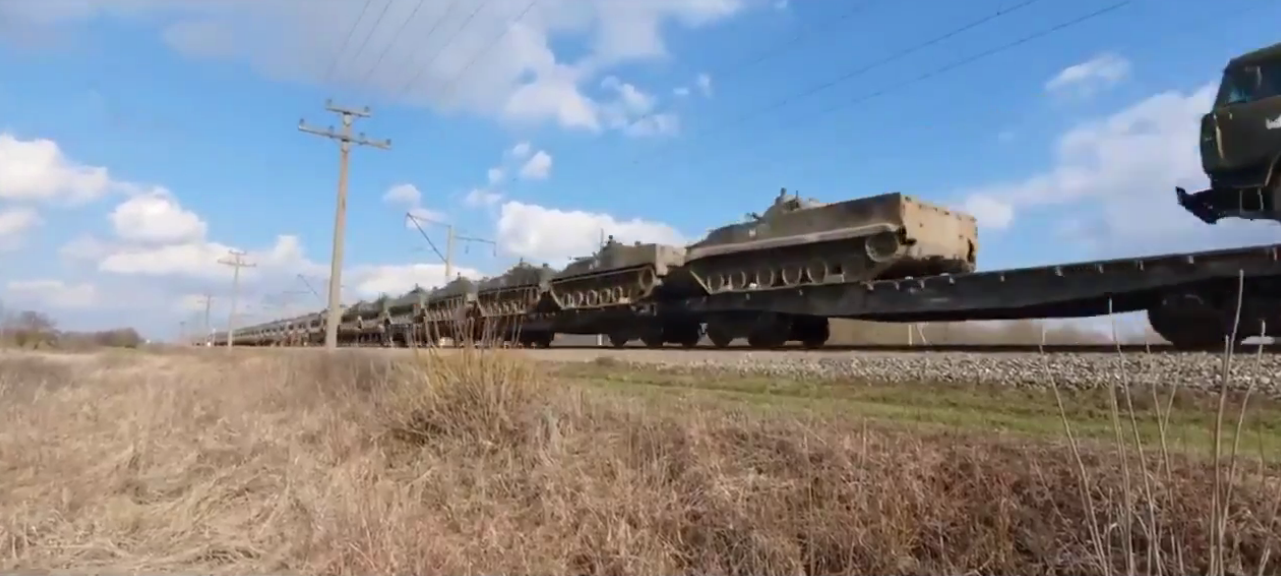 В Ростовской области сняли на видео составы с военной техникой РФ