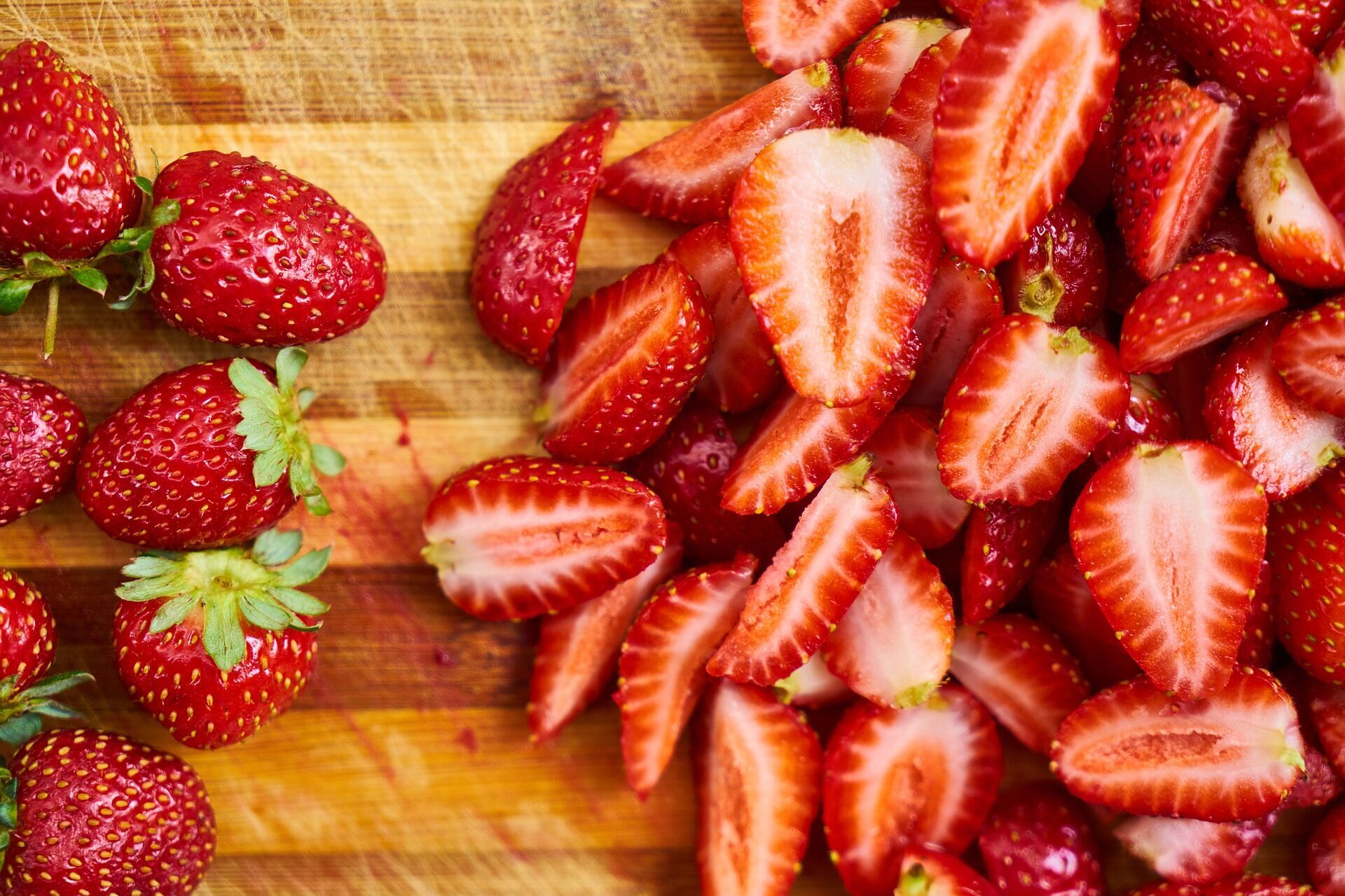 Красные фрукты и ягоды влияют на работу генов, которые замедляют процесс накопления жира