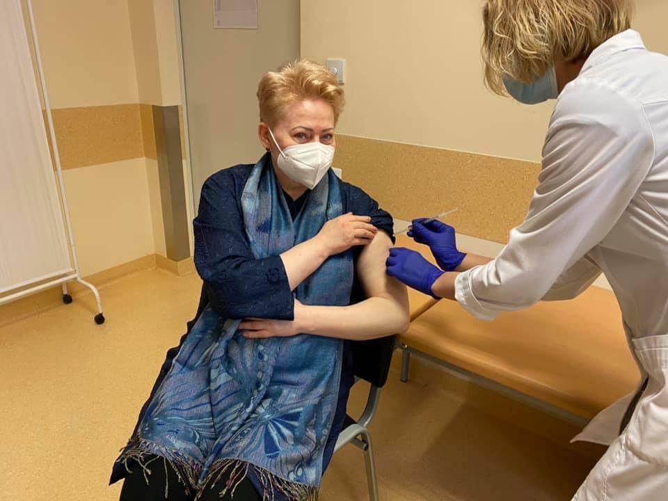 Экс-президент Литвы получила укол с вакциной от COVID-19