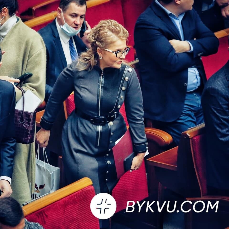 Тимошенко показалась в новом образе с металлическими пуговицами. Фото