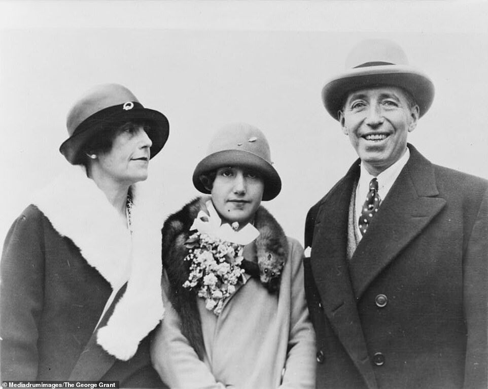 Французский ювелир Пьер Картье со своей семьей