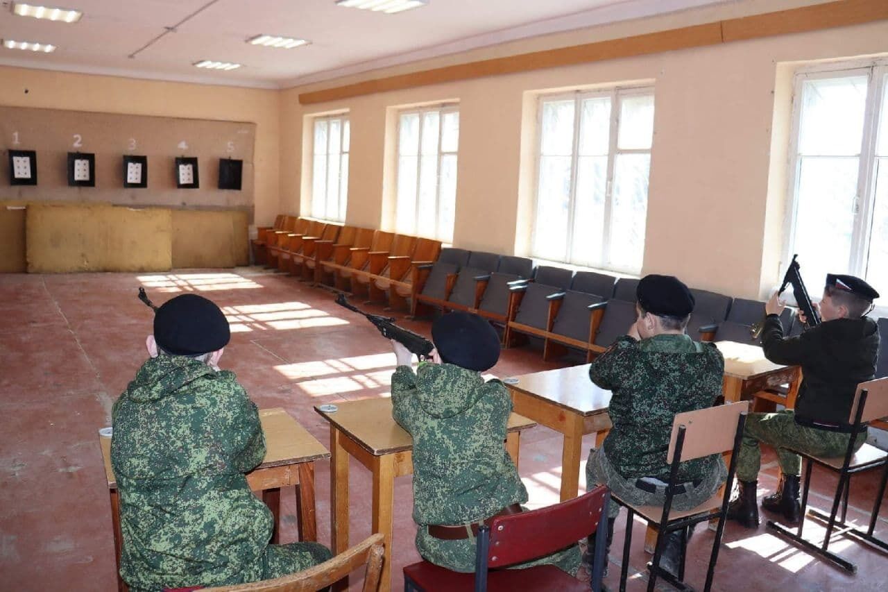 Школярів у Криму вчать стріляти змалку