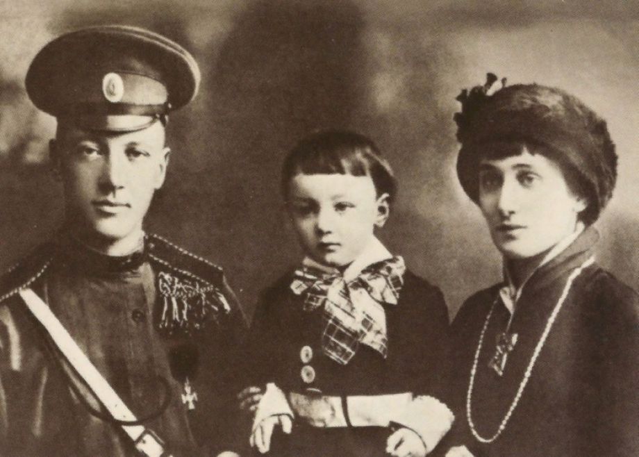 Ахматова с Гумилевым и сыном Львом