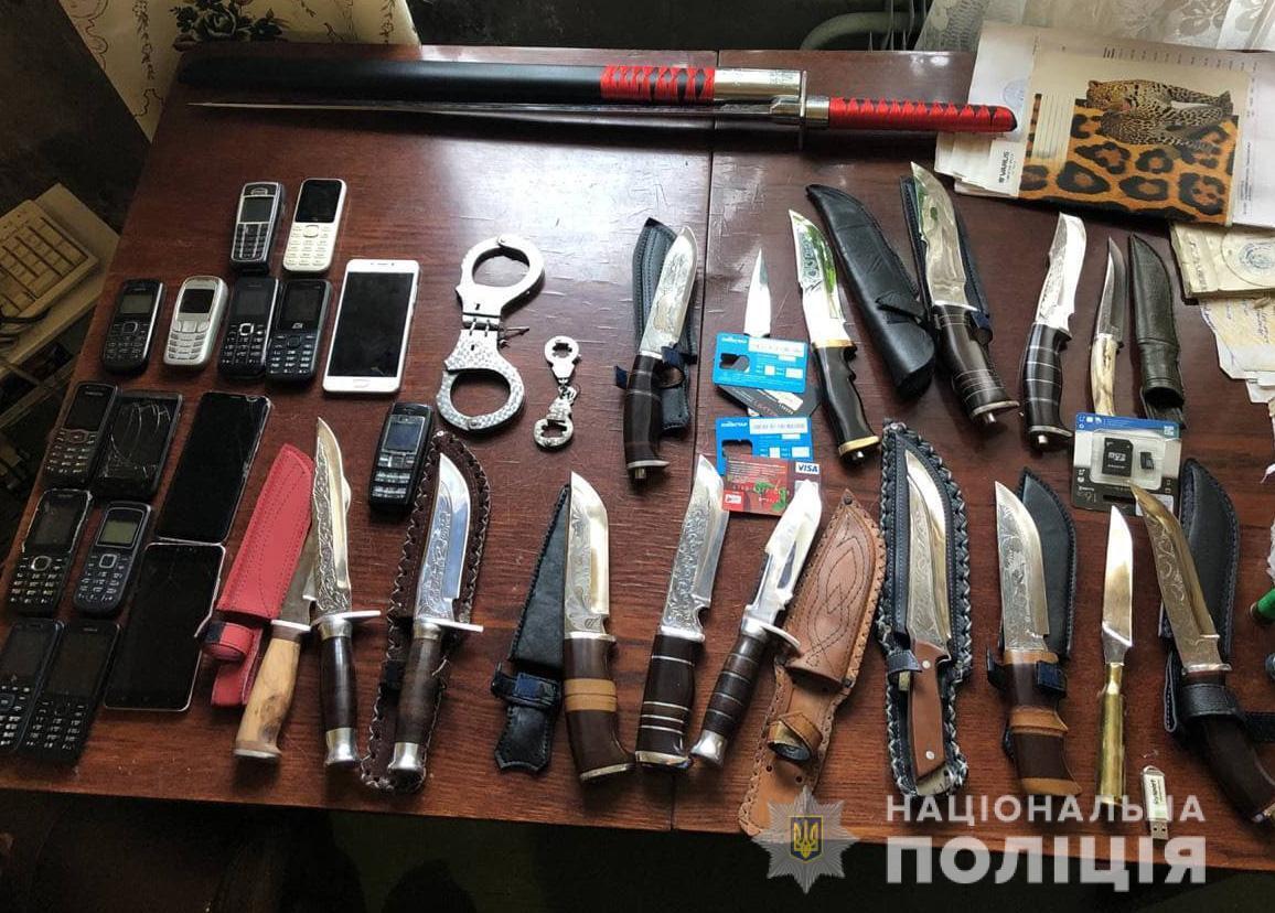 За місцем мешкання матері "замовника" правоохоронці вилучили 17 мисливських ножів
