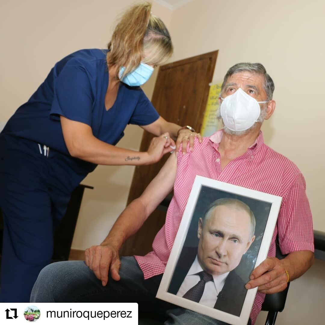 В Аргентине мэр привился от коронавируса с портретом Путина в руках