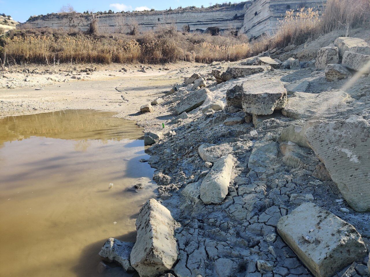 Состояние водоема после выкачки воды в Севастополь.