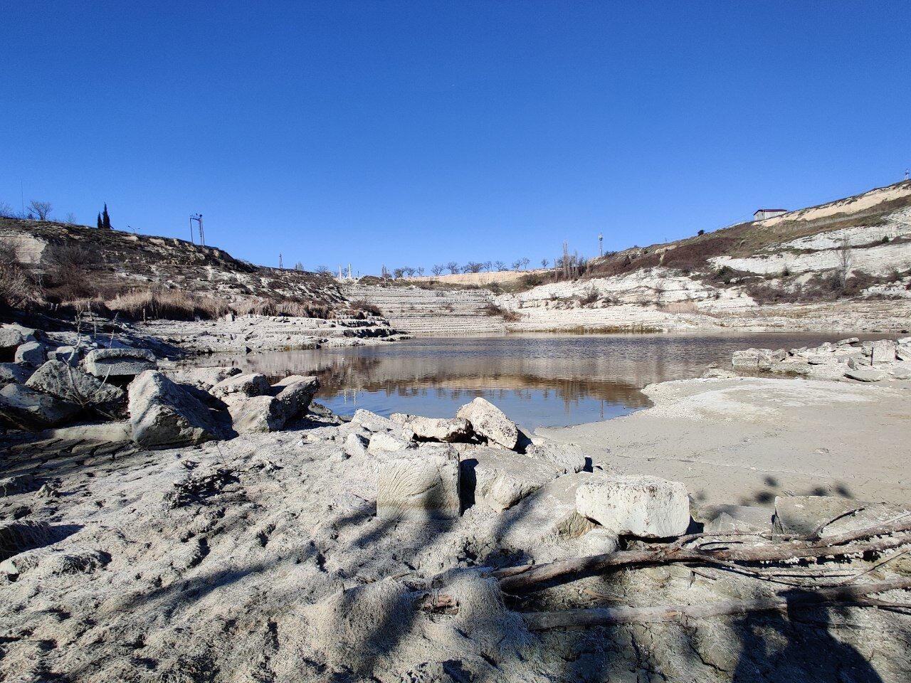 В карьере почти не осталось воды.
